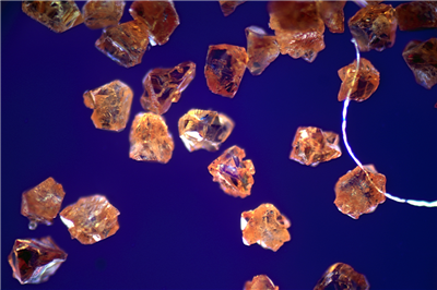 ��΢���µ���ʯ��ĩ